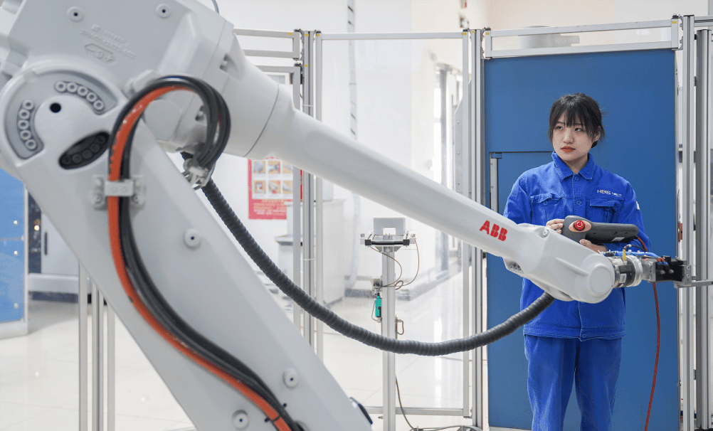 河鋼集團(tuán)多家單位榮獲河北省2024年度先進(jìn)級(jí)智能工廠及信息技術(shù)研發(fā)殊榮，彰顯數(shù)字化轉(zhuǎn)型硬實(shí)力